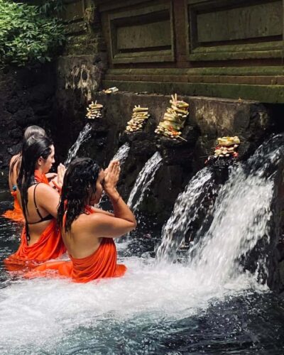 Bali: Ubud Spiritual Cleansing and Meditation Healing Tour - Making Canang Sari offerings with local guidance