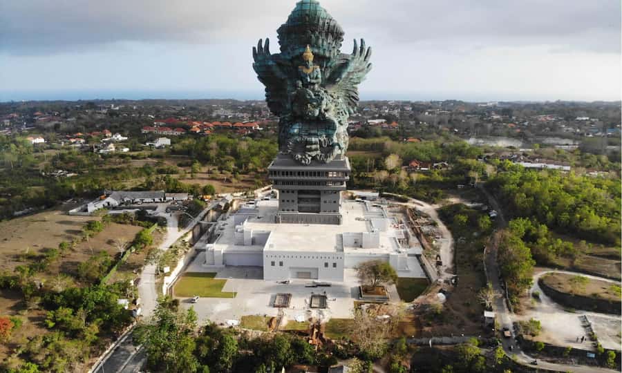 Bali: Uluwatu Temple, GWK, and Padang Beach Full-Day Tour - Uluwatu Temple sunset: the cliff views and the monkey reality