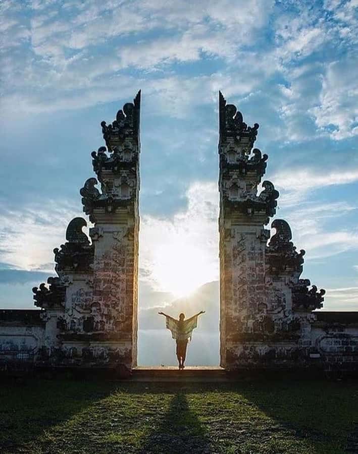 Bali:Heaven Gate, TirtaGangga Palace, and Beach Escape Tour - Lempuyang Gate of Heaven: the Mount Agung photo window and the sacred feeling
