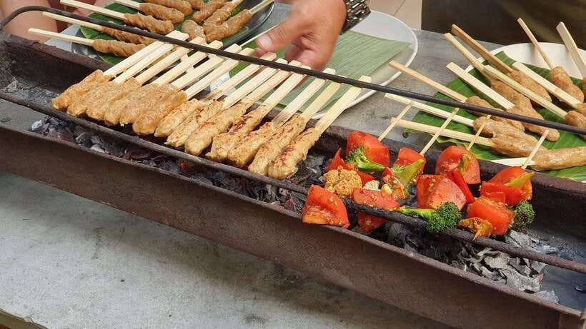 Balinese cooking class/Go shopping at the market, cook, eat - Your menu options: normal vs vegetarian, and what you’ll likely make