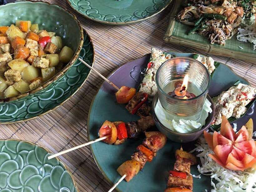 Balinese cooking class/Go shopping at the market, cook, eat - The meal payoff: eating what you cooked together