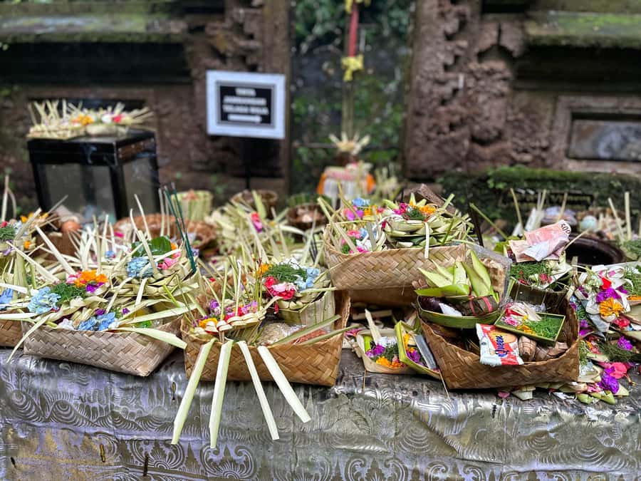 Balinese Spiritual Cleansing by Traditional Method - What happens with the shaman: offerings, incense, and the belief behind it