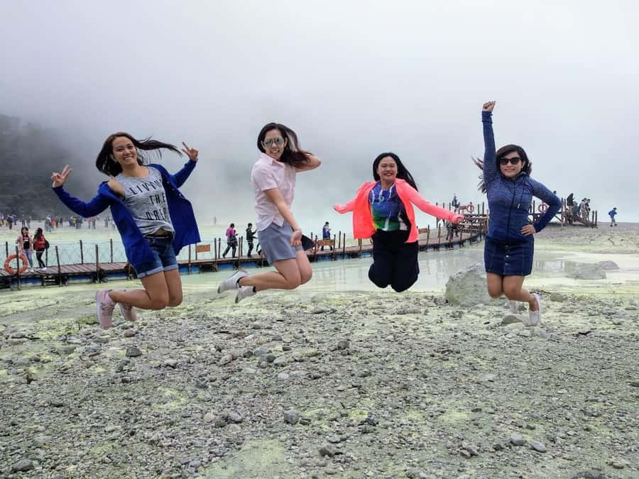 Bandung Kawah Putih Day Tours - Rengganis Suspension Bridge and Keranjang Sultan photo time