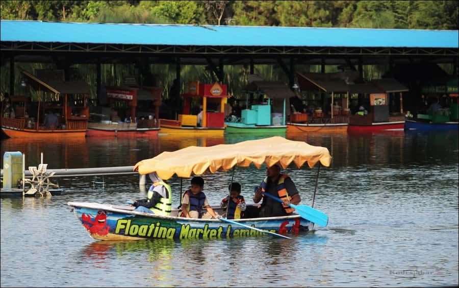 BANDUNG : MAKE CUSTOMIZED TOUR WITH CAR CHARTER AND DRIVER - Photo Stops, Shopping, and Free Time: Making It Feel Like Your Day
