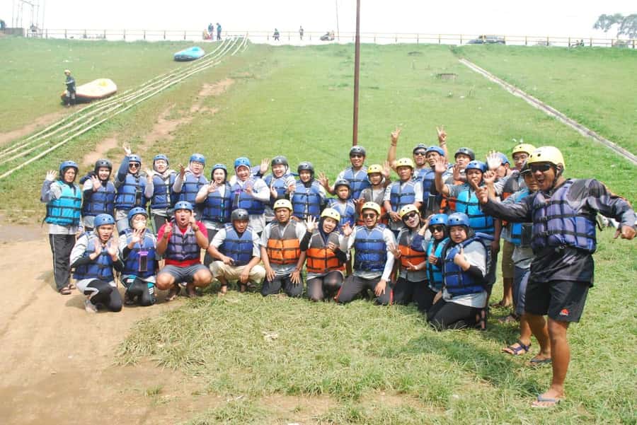Bandung : Pangalengan River Rafting Adventure with Lunch - Beginner-Friendly White Water: Safety and Gear That Actually Help