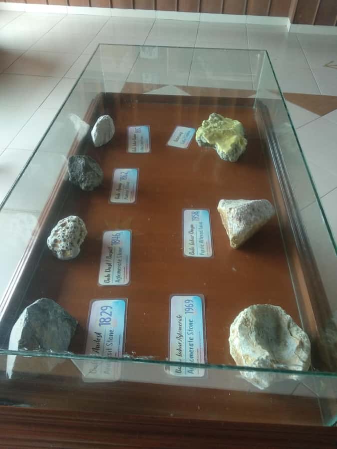 Bandung : Trip of Volcano Active Mountain Tour Guide - What to bring for Tangkuban Perahu, tea, and the hot spring