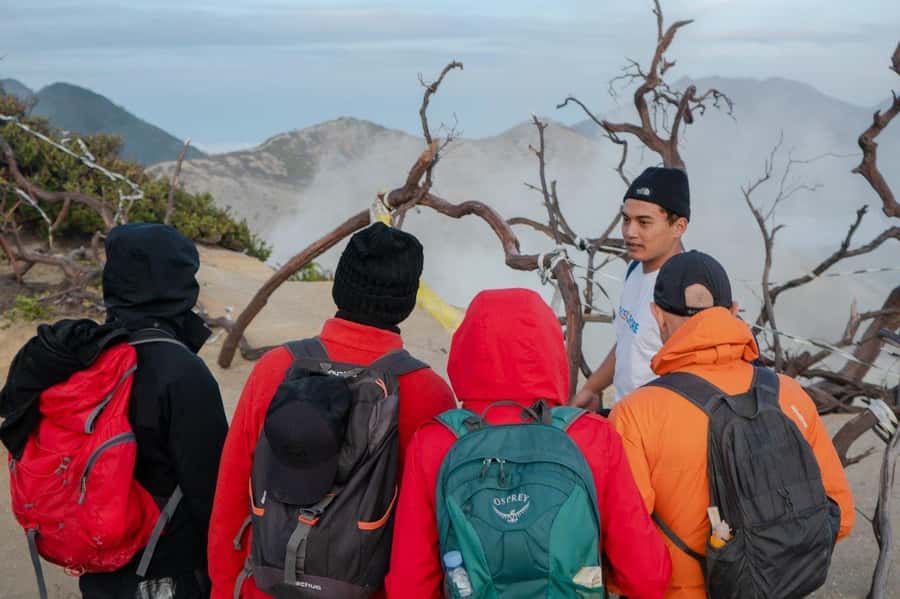 Banyuwangi/Bali: Ijen Crater Blue Fire & Sunrise Guided Tour - Where Banyuwangi fits in: getting to Kawah Ijen without the headache