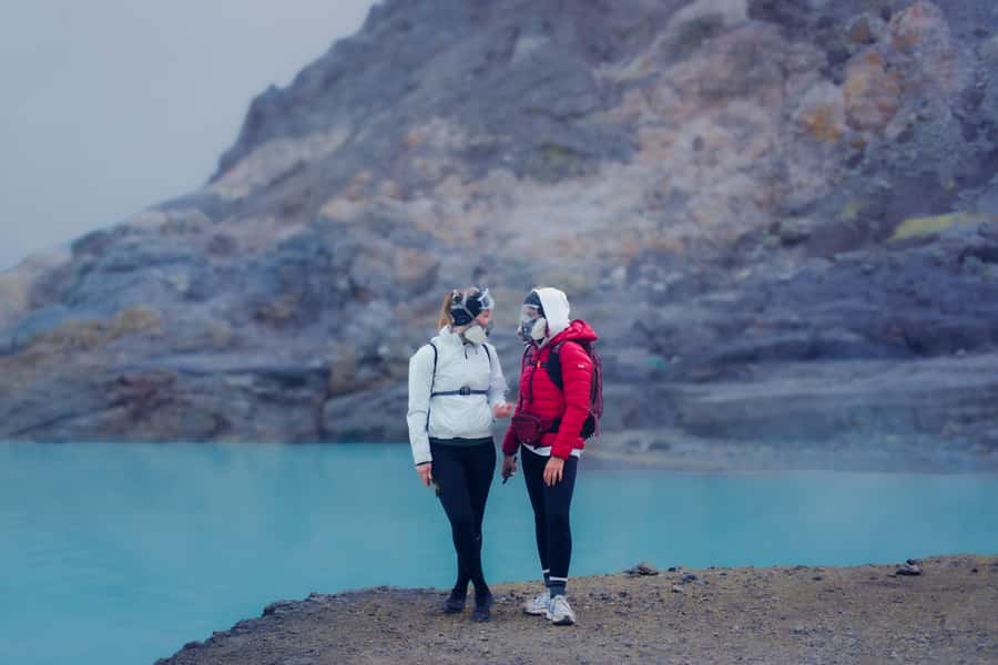 Banyuwangi: Ijen Crater Bluefire and Sunrise Guided Trek - Sunrise Over Kawah Ijen: When the Lake Turns Turquoise