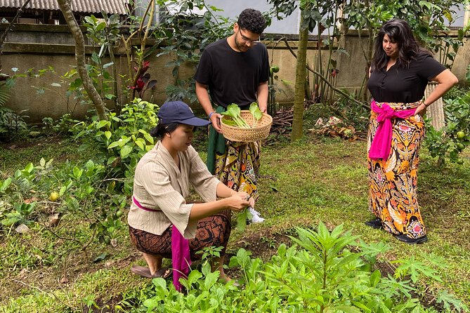 Be a real Balinese with Traditional Balinese Cooking Class - Tirta Empul purification ritual: sacred waters, offerings, and the key rule