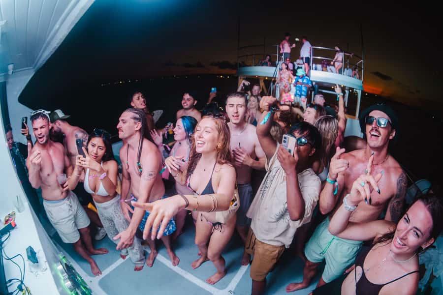 BEAT BOAT - Boat Party - Where the party fits: VIP areas and social-first design