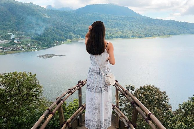 Best of North Bali: Banyumala Waterfall, Handara Gate and Temple - Handara Iconic Gate: Fast Photo Time and That Green-Hills Backdrop