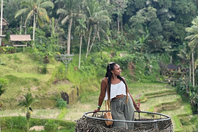 Best of Ubud : Elephant Cave Temple, Monkey forest, Rice Terrace - Stop 1: Dewa Putu Toris and the canvas-drawing skill