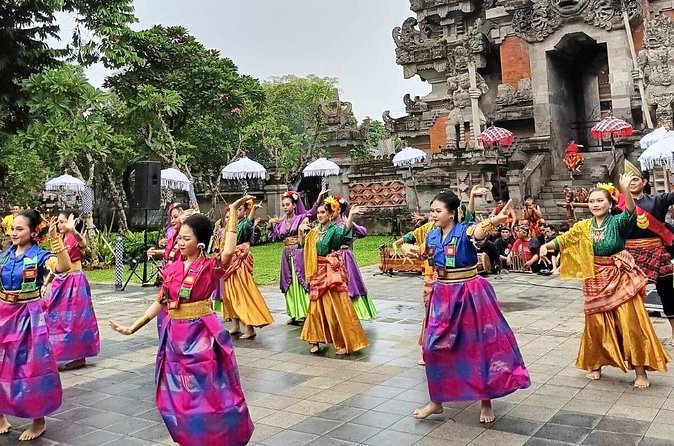 Bogor Botanical Garden, City and Miniature Park in Heritage - Kebun Raya Bogor: walking time in a garden that’s next to power