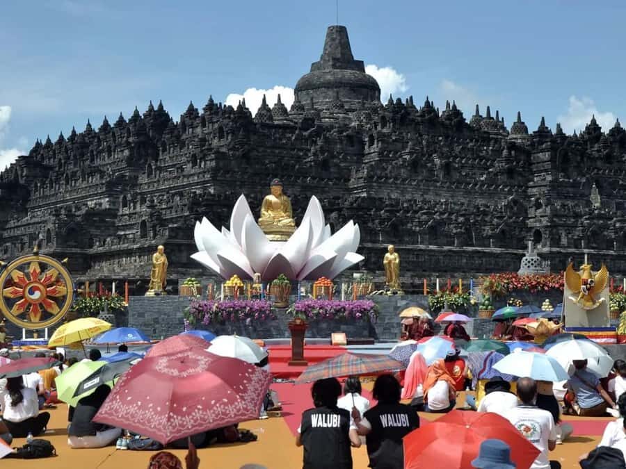 "Borobudur and Prambanan: A Cultural Odyssey" - Prambanan after lunch: exchanging tickets and reading the site