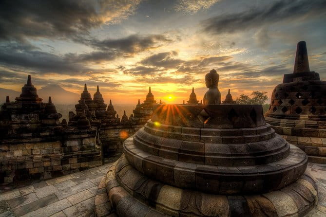 Borobudur Climb Up and Selogriyo Temple Rice Terraces Trekking - Photo angles and timing: how to get those volcano-and-dome shots