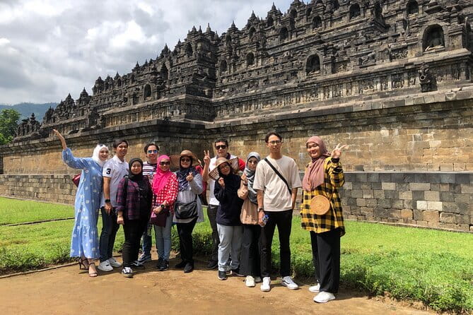 Borobudur Full Climb Up Access and Selogriyo Rice Terrace Tour - Local guide and included extras: how to get more from the climb