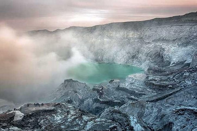Borobudur & Prambanan in Yogyakarta, train to Malang, hike Bromo & Ijen // 4D3N - Ijen crater hike at 04:00: steep slopes, sulfur miners, and the blue fire question