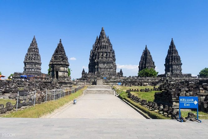 Borobudur Sunrise And Prambanan Temples Tour (PRIVATE TOUR) - Punthuk Setumbu sunrise: the view is the whole point