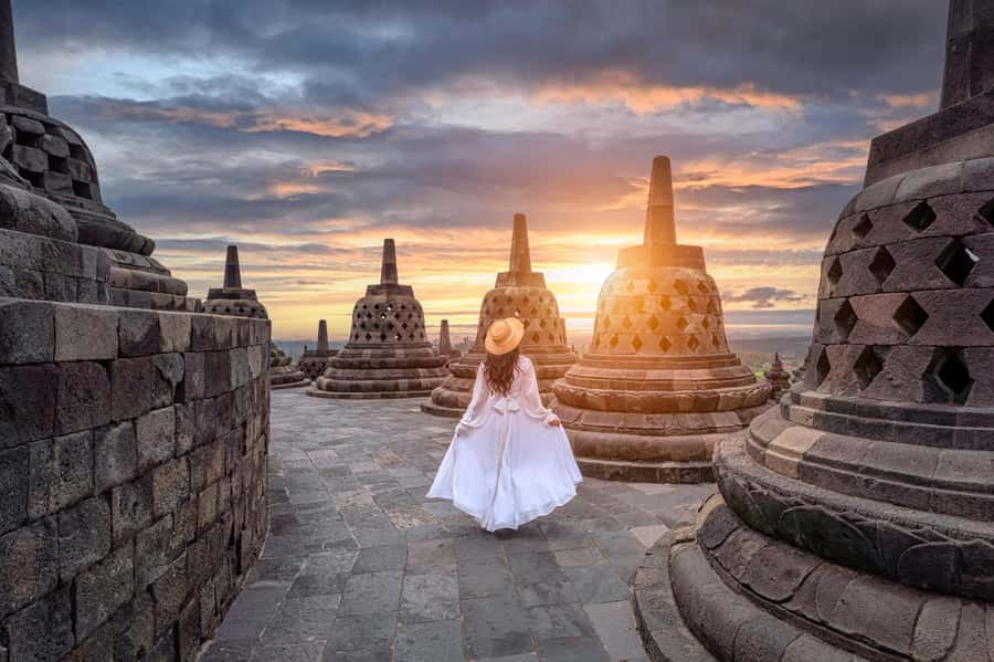 Borobudur Sunrise, Merapi Jeep & Prambanan with Entry Fees - Setumbu Hill at dawn: why the waiting period matters