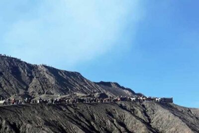 Bromo sunrise tour - start Surabaya // 1 day - Reaching Mt. Bromo’s rim: the hike, the horse option, and pacing yourself