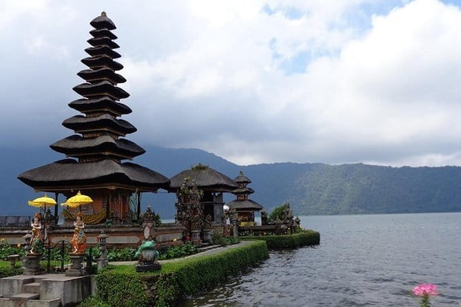 Charter a car with driver in Bali - How the driver shapes your experience (and what to ask)