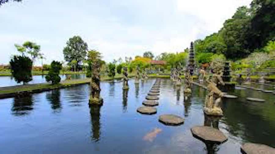 East Bali: Lempuyang Gates, Tenganan, & Water Palaces Tour - Tirta Gangga: water fountains, bathing pools, and ocean-rice views
