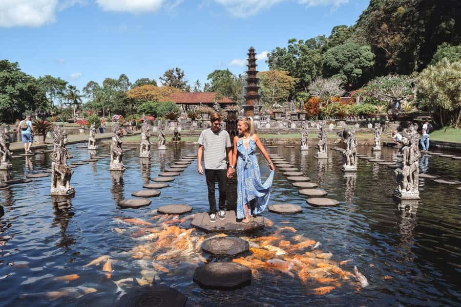 East Bali: Lempuyang Temple, Tirta Gangga, and Taman Ujung - Small-group comfort and guide help up to 6 people