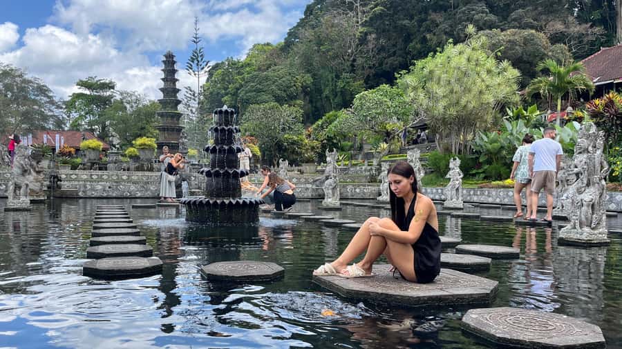 East Bali: Lempuyang temple, Tirta Gangga, Taman Ujung - Tirta Gangga: water garden calm and the koi pool focus