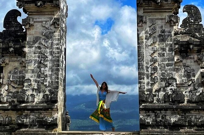 East Bali Tour - Gate of Heaven - Tirta Gangga - Tukad Cepung - Tukad Cepung waterfall: the light-show effect