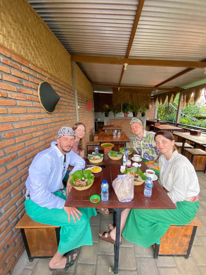 Explore Munduk Customized 8 Hours Day Tour In The North Bali - Local Food Moments: Lunch, Fruit, and the Stuff You’ll Remember
