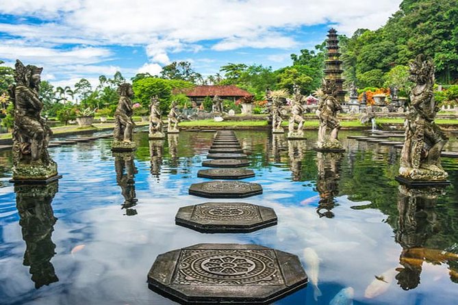 Exploring Bali in 5 Days: Completed Journey of Discovering Bali - Day 1 in Ubud: Monkeys, Palace Courtyards, Market Finds, and Scenic Highlands