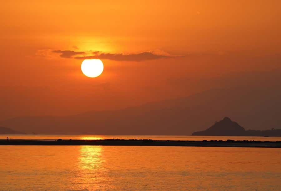 Flying Fox Sunset Cruise Private Boat Charter Labuan Bajo - Comfort and value: private boat for up to two, for about 3 hours