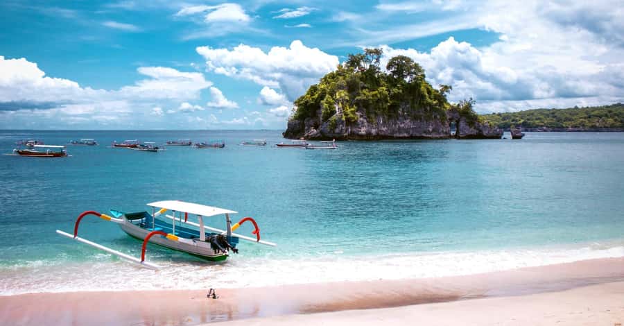 From Bali: Private West Nusa Penida Highlights Day Tour - Broken Beach: the cliff view that frames the sea