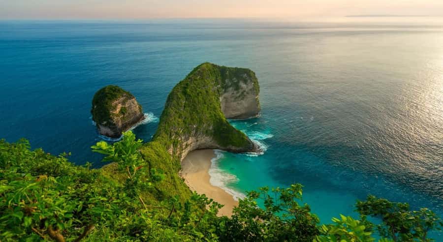 From Bali: Private West Nusa Penida Highlights Day Tour - Getting to Nusa Penida from Bali: pickup, fast boat, and time on the water