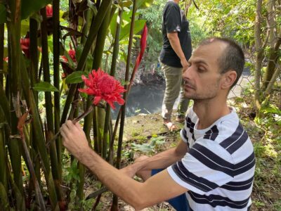 From Garden to Table: Indonesian Cooking Class in Yogyakarta - Meeting Endah: Welcome Drinks, Family Energy, and Spice Control