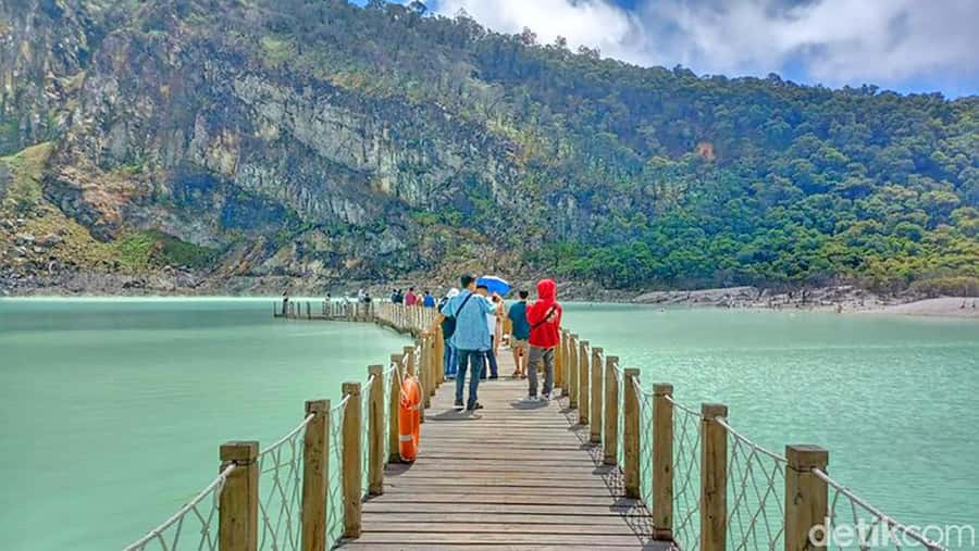 From Jakarta : White Crater , Pinisi Lake , Tea Plantation - Key highlights worth your attention