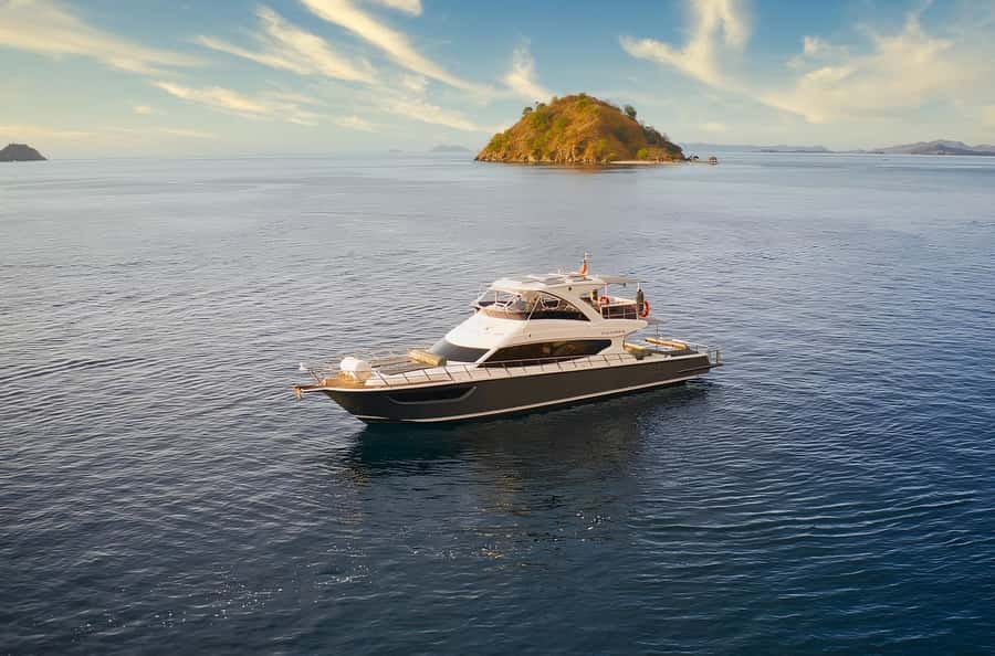 From Labuan Bajo: Komodo Island Day Tour with Snorkeling - Getting from Labuan Bajo to Komodo: it starts early for a reason