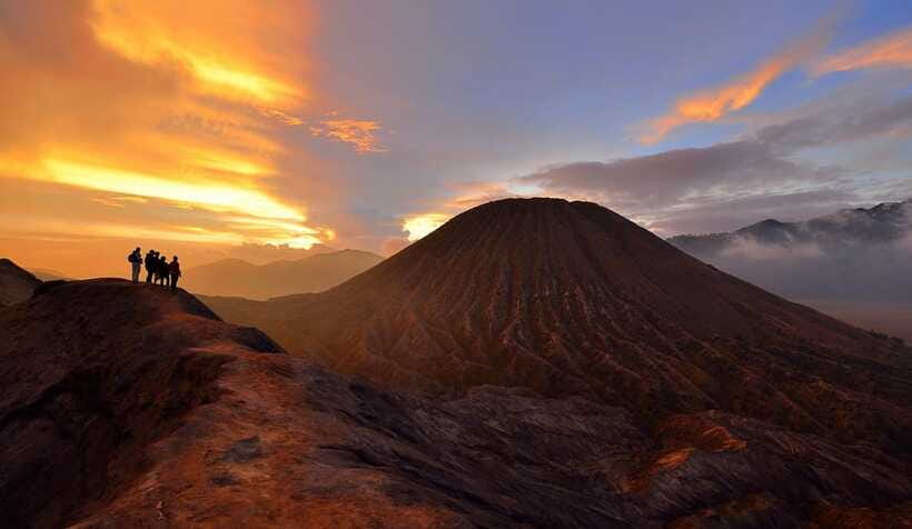 From Probolinggo: Mount Bromo Sunset Tour by Land Cruiser - Sunset Viewpoint: Watching the Light Change Over the Volcano