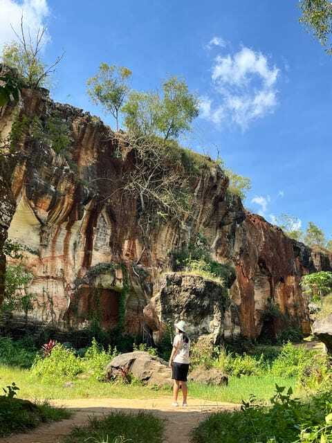 From Surabaya: Half Day Madura Private Tour with Lunch - Arosbaya Pelelangan caves and Bukit Kapur Arosbaya: sandstone shapes and pause points