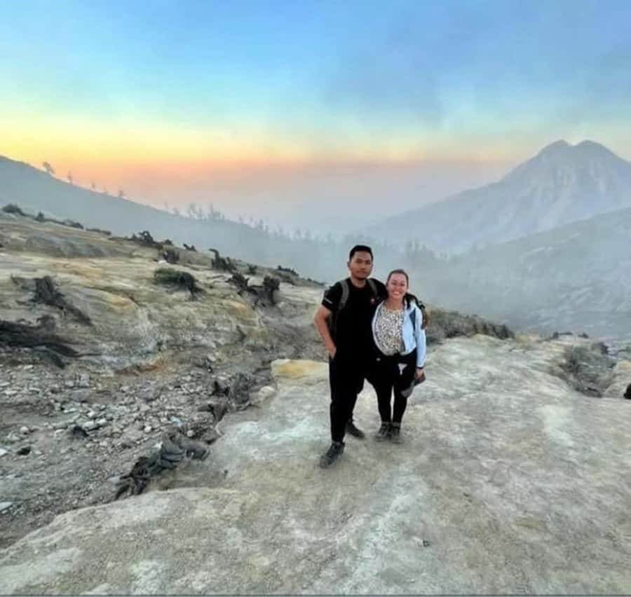 From Surabaya/Malang/Bali: Kawah Ijen Blue Fire Guided Tour - The people part: miners, bamboo baskets, and respect in the moment
