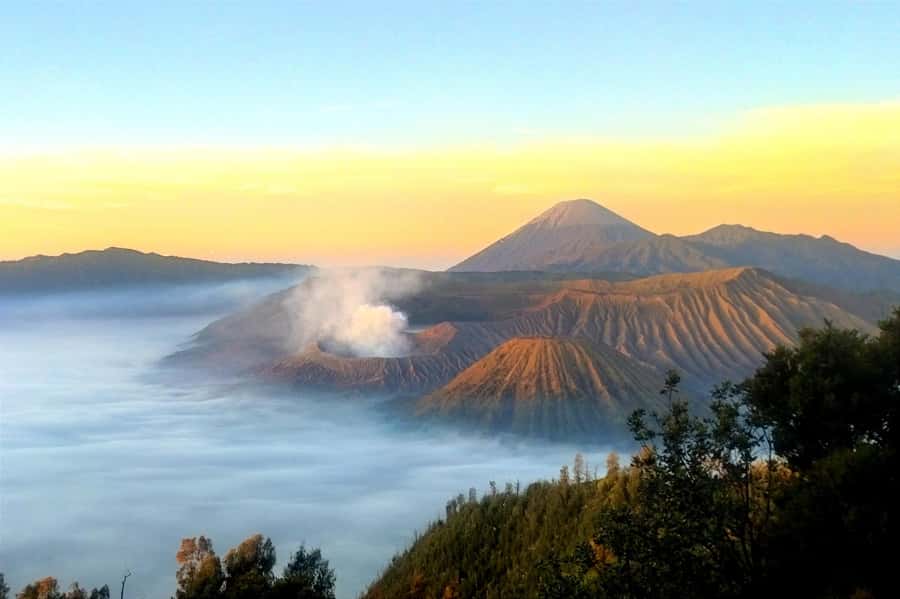 From Surabaya/Malang : Bromo, Ijen, Tumpaksewu in 3 days - How this 3-day East Java volcano-and-waterfall route really works
