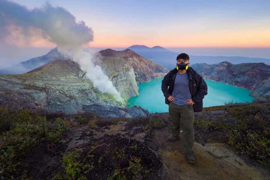 From Surabaya or Malang: Tumpak Sewu-Bromo-Ijen-Bali 3D2N - Kawah Ijen blue fire: gas masks, a medical check, and the most serious walking