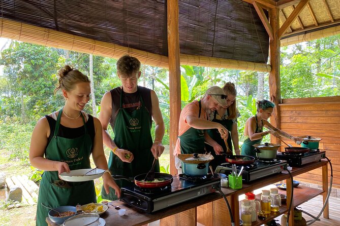 From Ubud: Authentic Bali Farm Cooking School & Organic Farm - The market tour in the morning: spices you can recognize later