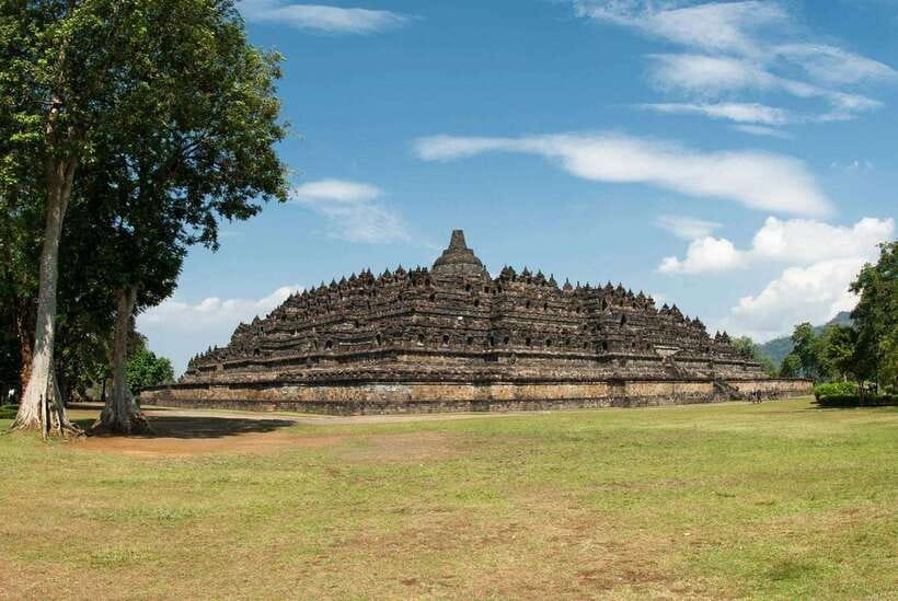 From Yogyakarta: Borobudur Trip with Guided Tour Options - Guided or not: what an English live guide option changes