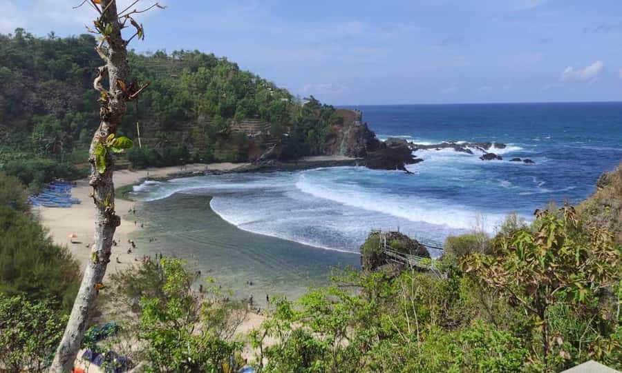 From Yogyakarta: Pengilon Hill and Hidden Beach - English guide, private group: less stress, more context