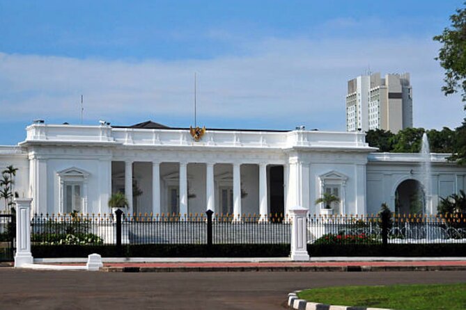 Full Day Private Jakarta Tour(Inc Lunch, Puppet show, & Souvenir) - Istiqlal Mosque and Jakarta Cathedral: Independence-Era Architecture and Religious Harmony