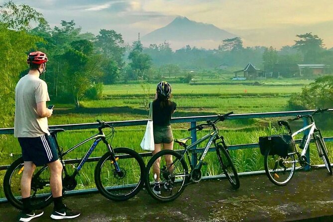 FUN Cycling Tour De Temples - Starting at Izzati Jogjatour: briefing, bikes, and getting rolling early