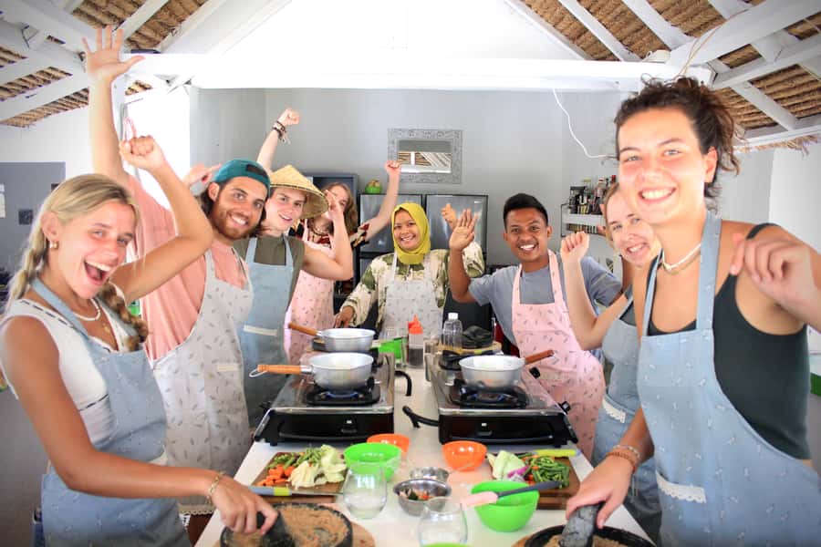 Gili air: Kaktus traditional cooking class - The cobek peanut sauce moment you will actually remember