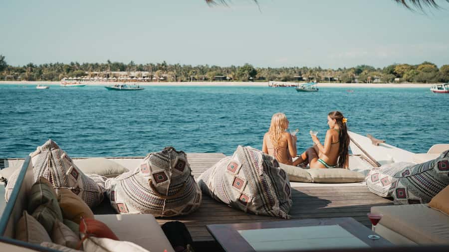 Gili Islands: 4-in-1 Catamaran Snorkeling Experience - Food on a Boat: Two Buffets and Snack Momentum