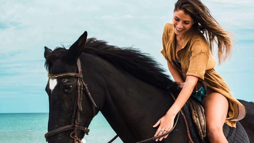 Gili Trawangan: Beach Horseback Riding with Pickup Hotel - Sunrise, Sunset, or Midday: Picking the Best Time to Ride